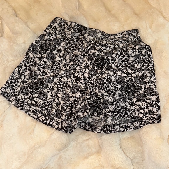 Floral Patterned Shorts Set - Picture 4 of 5